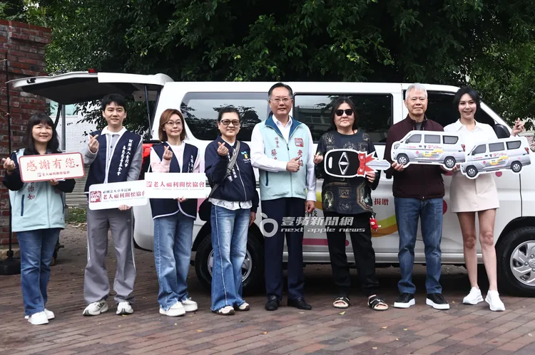 洪曉蕾（右1）、練成瑜（右2）及邱瓈寬（右3）與老人福利關懷協會一同為此公益活動合照。特勤中心攝