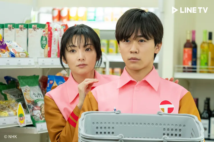 田中麗奈（左）和鈴木福飾演店員。LINE TV提供