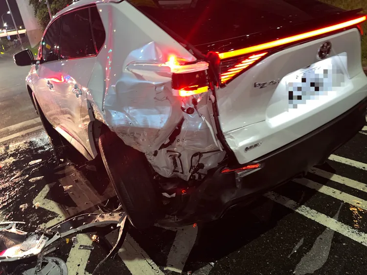 白車左轉時遭追撞。翻攝畫面