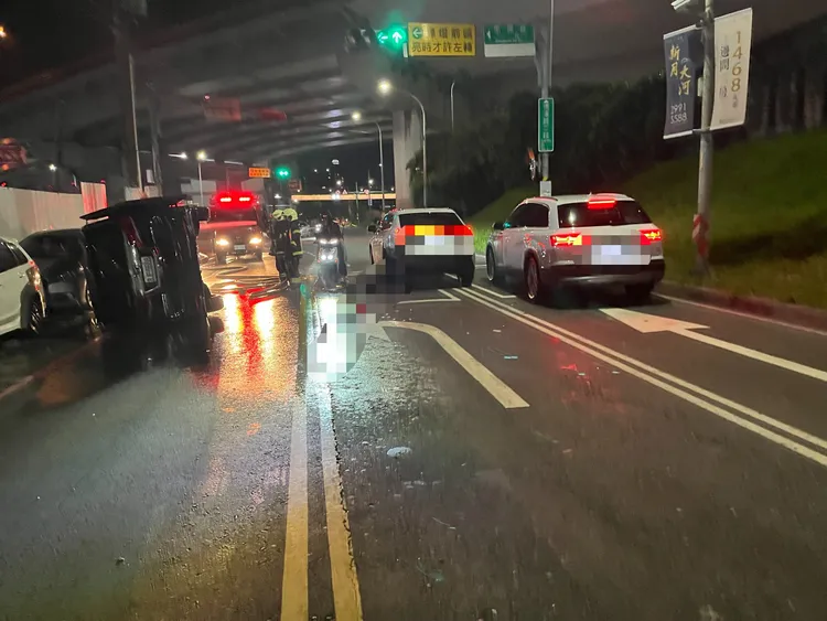 運兵車衝撞後側翻到對車道。翻攝畫面