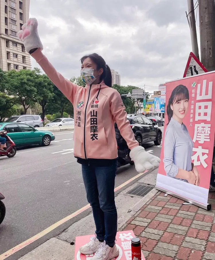 位處老將林立、長期激戰區的板橋選區，山田摩衣一刻也不敢懈怠，會勘質詢、為民服務親力親為。翻攝自IG