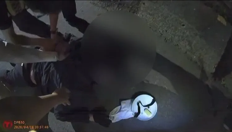 陳姓少年被警方壓制，大喊「不是故意的，只是開玩笑」。民眾提供