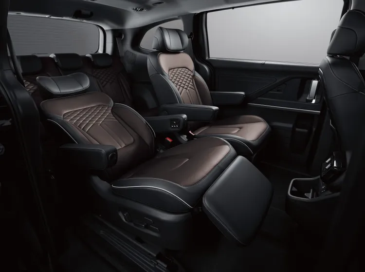 Custin以第二排乘坐體驗為主要訴求，導入具備電動調整、加熱、通風與電動腿靠功能的座椅設定，強化長途乘坐舒適性。業者提供