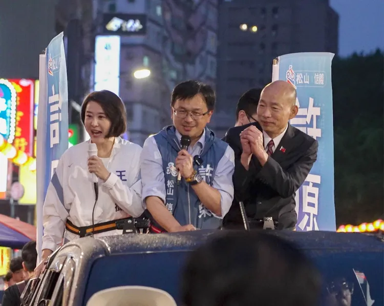 立法院長韓國瑜、國民黨北市議員參選人許原榮。王鴻薇臉書