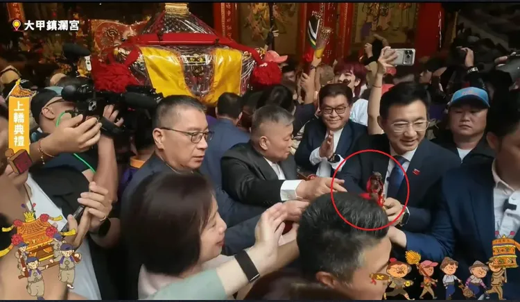 顏清標遞出千里眼、順風耳神像時，接手的人疑似沒有接好，導致千里眼掉落地面。翻攝大甲鎮瀾宮直播