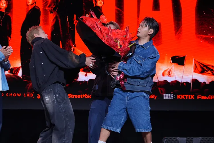 玖壹壹健志現身送花。彭欣偉攝