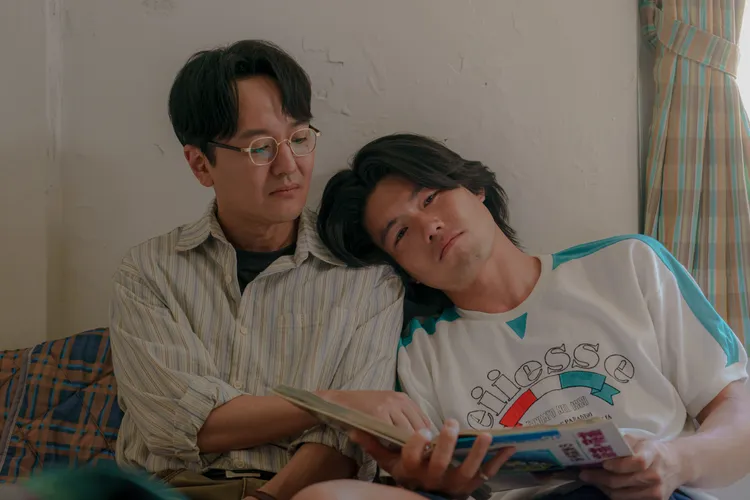 蔭山征彥(左)與張耀仁在劇中飾演一對同志情侶。客台提供