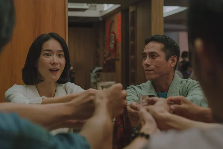 莊凱勛(右)飾演的阿財，礙於身分地位不敢追求鍾瑶。客台提供