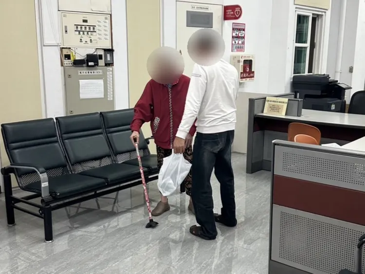 吳阿嬤的兒子接到警方通知後趕到派出所接回母親。翻攝畫面