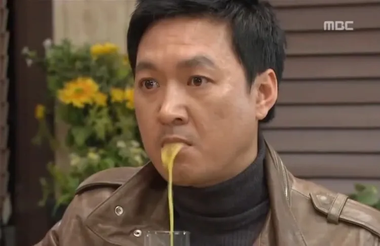 朴東彬因《彷佛愛過你》嚇到吐柳橙汁的畫面，被稱為「果汁大叔」。翻攝MBC
