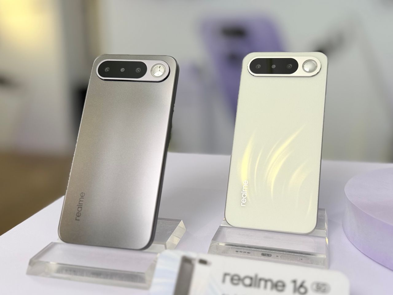 補光自拍鏡玩反手拍!realme 16 5G登台 萬元價位主打潮自拍