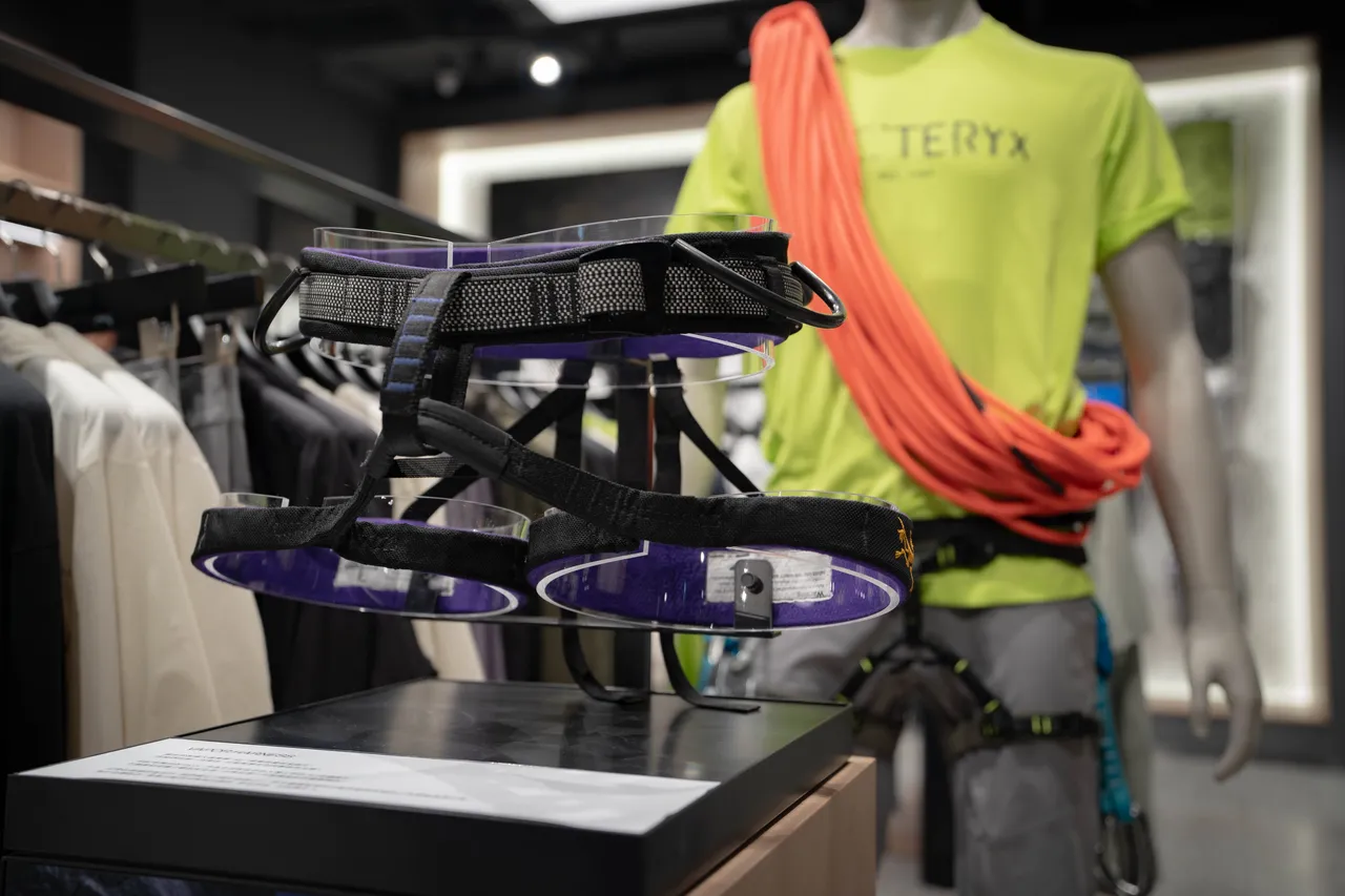 全新形象店展出Arc'teryx第一代攀岩安全帶。品牌提供