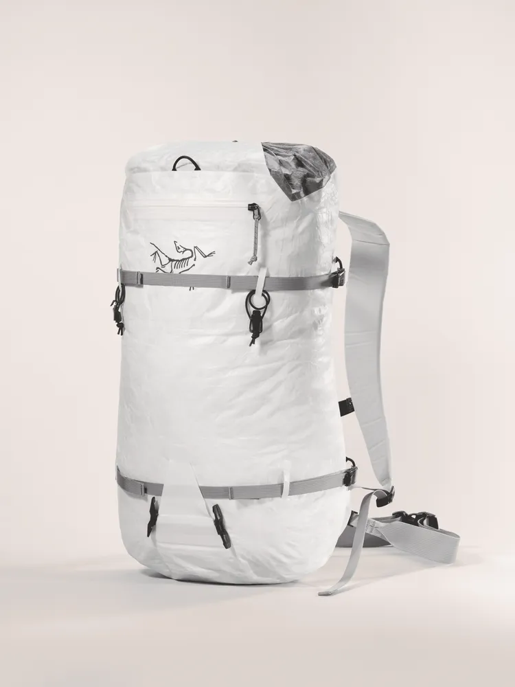 Arc'teryx S26 Alpha SL 30 Backpack登山包（石膏白），1萬6800元。品牌提供