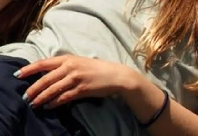 夏綠蒂塗著亮眼的冰藍色指甲油。