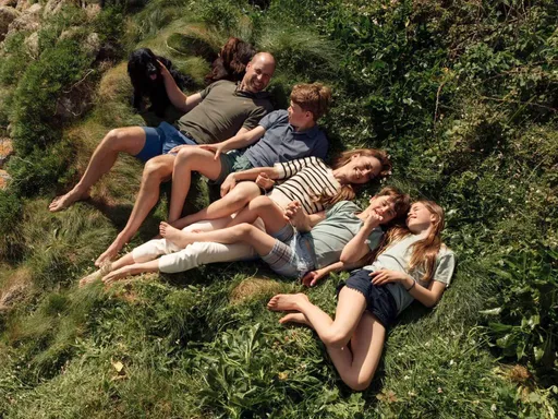 威廉凱特15周年全家福藏滿細節　夏綠蒂美甲、新狗狗全曝光