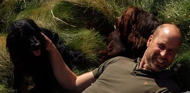 全家福中可見他們的黑色可卡犬 Orla，還有新養的棕色狗狗。