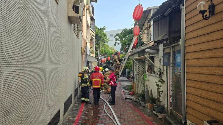 消防人員20分鐘左右撲滅火勢，搜索時在屋內找到一具焦屍。民眾提供