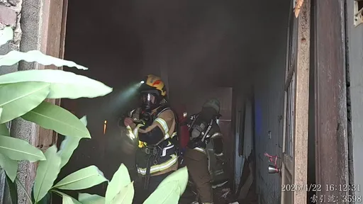 台南街區巷弄空屋起火！　警消急拉水線灌救　清理火場驚見焦屍