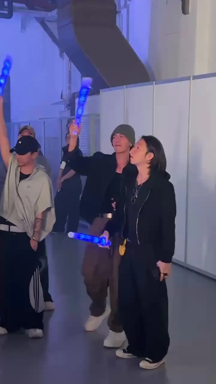 柯震東（中）也來朝聖。讀者提供