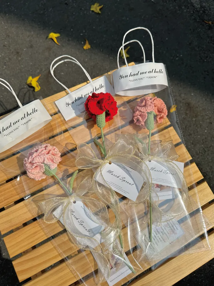 5月8日-5月10日讓你織花傳心意，Q卡友於主題餐廳當日單筆滿2500元以上之京站發票，即可兌換編織花乙支。