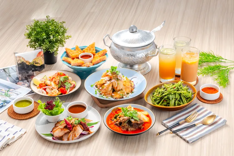 晶湯匙，泰式四人套餐(月亮蝦餅+涼拌海鮮+香烤松阪豬+紅咖哩牛+酥炸酸辣魚+蝦醬空心菜+泰國茉莉香米+飲品)，推薦價3248元，內用10_服務費另計。