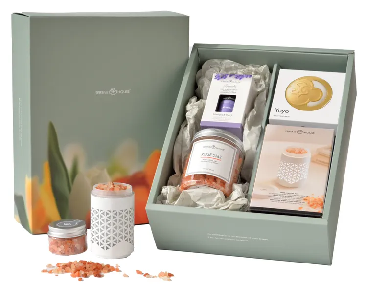 SERENE HOUSE，就愛媽咪禮盒(單方精油薰衣草15ml+玫瑰鹽補充罐250g+香氛寶盒+FAY玫瑰鹽隨身擴香機)，原價3280元，特價2280元。