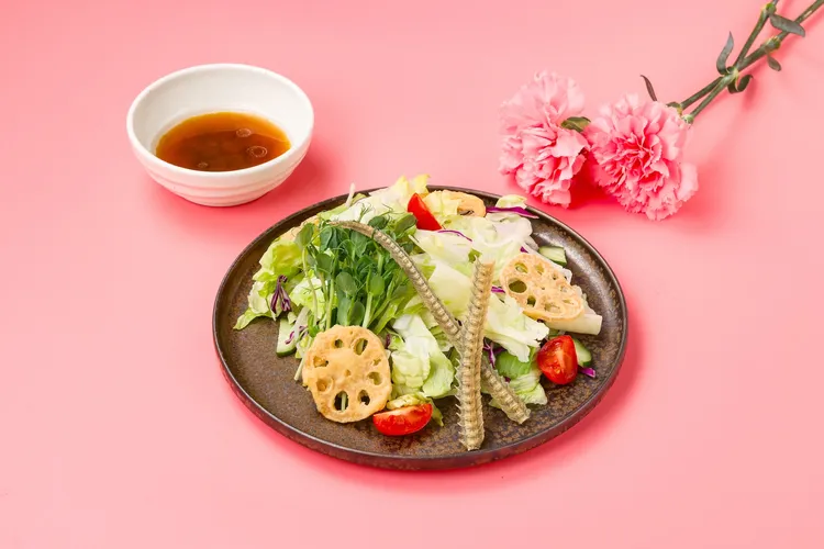 鰻骨柚香蓮藕沙拉。業者提供