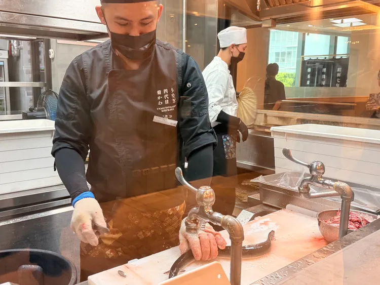 うなぎ四代目菊かわ鰻魚現殺現烤。陳揚盛攝