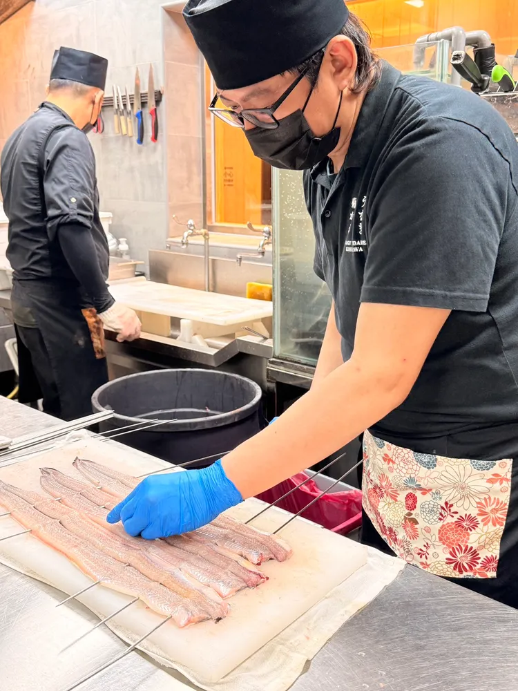 先蒸後烤把油脂鎖住短刺軟化。陳揚盛攝