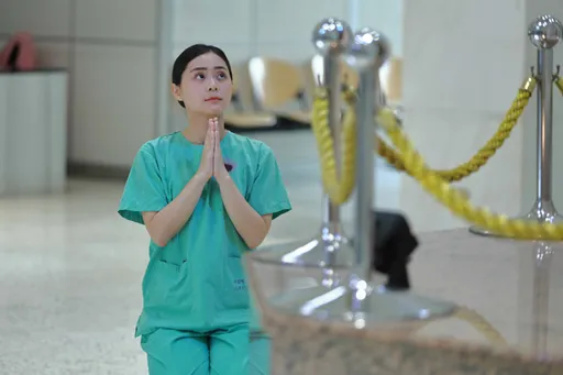 女星擠進白沙屯數萬人潮　NG 40次竟遇神蹟降臨