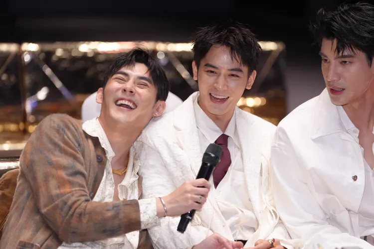 陳奕（左）首次當製作人影集終於要推出，旁為吳思賢、羅宏正。彭欣偉攝