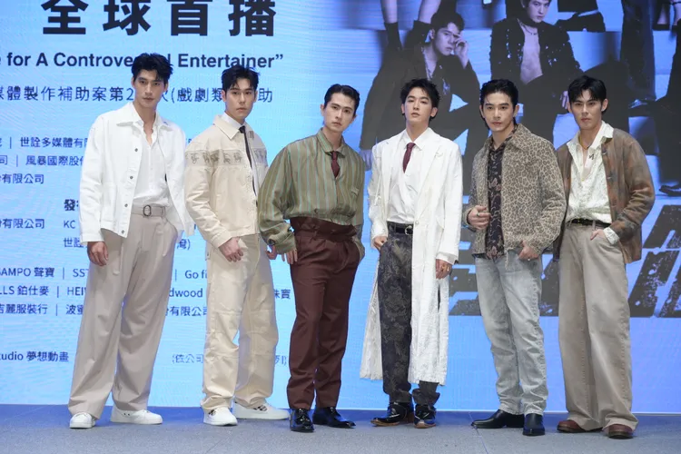 羅宏正（左起）、周予天、石知田、吳思賢、張立昂、陳奕飾演男公關。彭欣偉攝