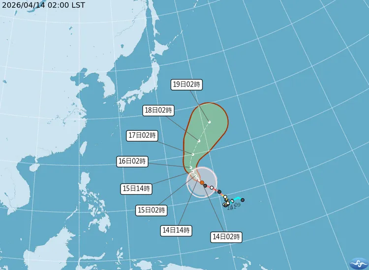 辛樂克颱風目前位於關島附近海面，向北北西轉東北方向進行，已達強颱等級。中央氣象署