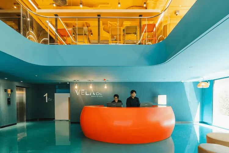 VELA be Bangkok Siam以黃、綠、紅等大膽跳色打造年輕活潑風格。業者提供
