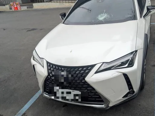 國道驚魂！　貨車輾飛石塊擊破後車擋風玻璃