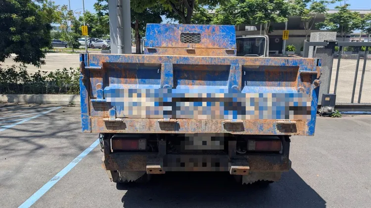 貨車輾飛石塊擊破後車擋風玻璃。國道警方提供