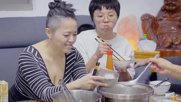 媽媽和妹妹（右）是奶姬（左）最大的支柱，媽媽一句「我養得起你」，接住了奶姬的負面情緒。公視提供