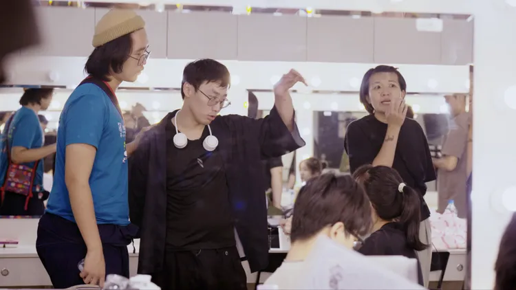 劇場導演林靖雁（中）以舞台劇作品訴說自己解離的經驗，他形容，解離「就像有人與我共用身體」。公視提供