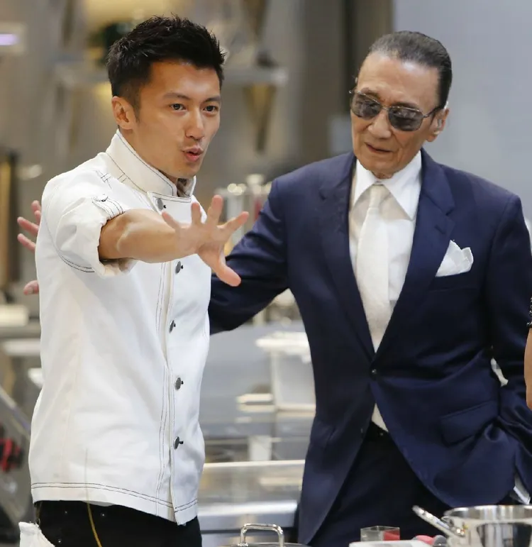 謝賢（右）曾和兒子謝霆鋒在節目中同台。翻攝英皇娛樂微博