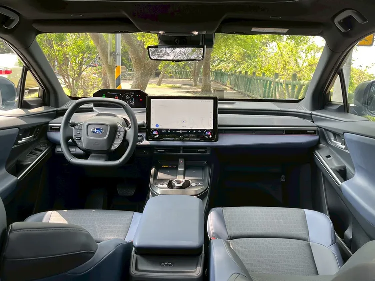 車艙中控搭載14吋觸控螢幕，搭配7吋數位儀表與電子後視鏡，形成偏數位化的駕駛介面。周奕豪攝