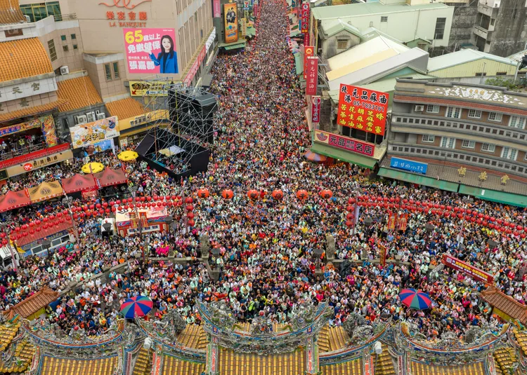 北港朝天宮廟前的中山路擠滿等候信眾。古哥空拍法人授權提供