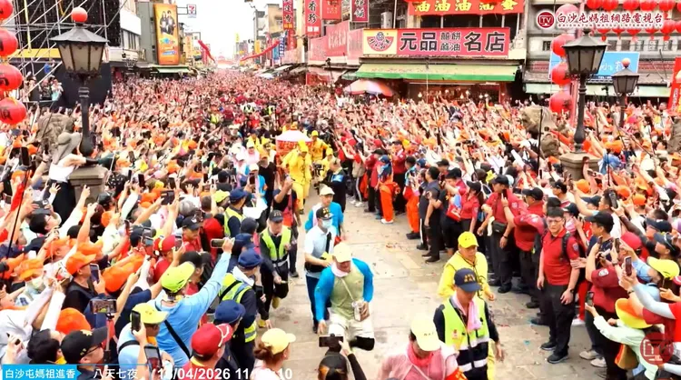 入廟前的三進三退，震撼人心。取自白沙屯網路電視台