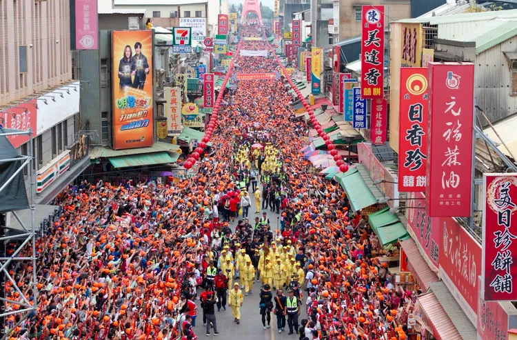 北港朝天宮廟前的中山路擠滿信眾迎接聖駕。古哥空拍法人授權提供