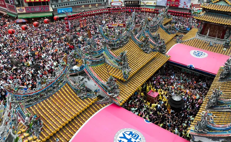 白沙屯媽、山邊媽、爐主媽入殿安座，信眾響起歡呼聲。古哥空拍法人授權提供