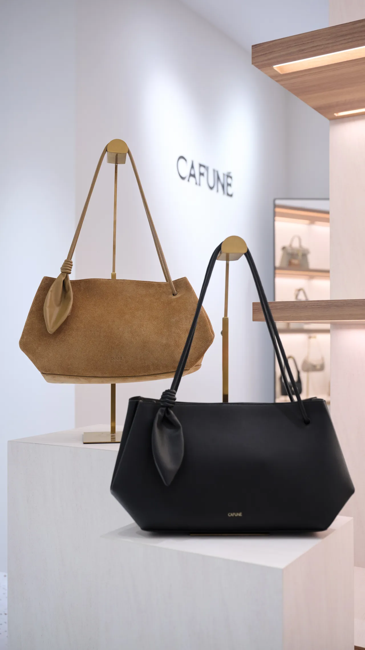 Cafuné柔霧黃Ori Shoulder Bag（左）1萬4890元、黑色Ori Shoulder Bag（右）1萬4620元。品牌提供