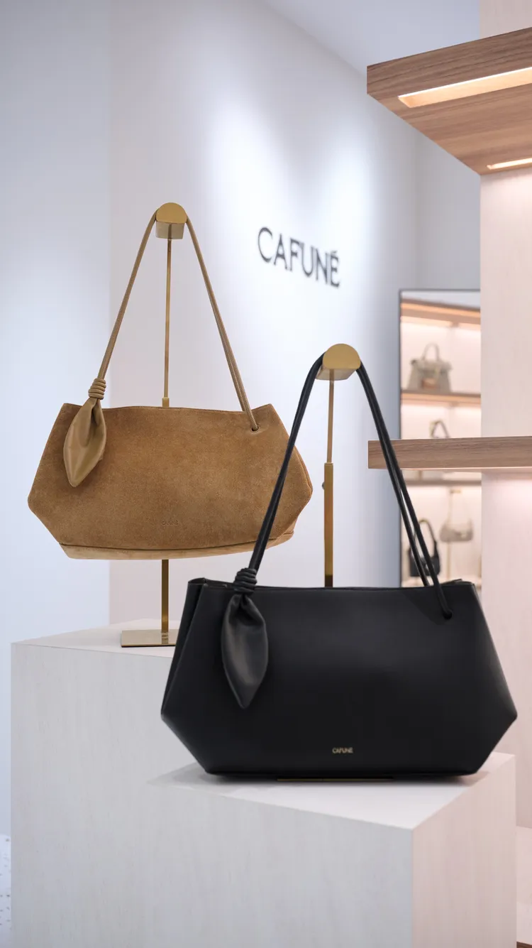 Cafuné柔霧黃Ori Shoulder Bag（左）1萬4890元、黑色Ori Shoulder Bag（右）1萬4620元。品牌提供