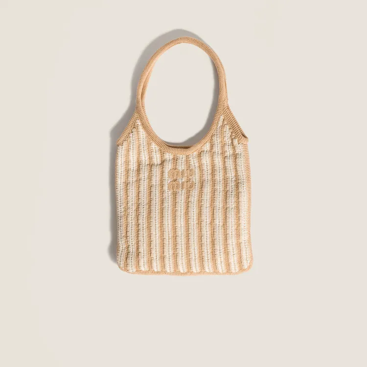 MIU MIU Ivy鉤織手提包，6萬5000元。品牌提供