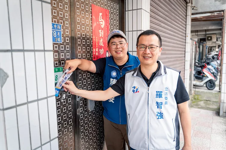 立委羅智強11日親自陪同子弟兵、台北市南港內湖市議員參選人陳冠安，前往南港里行腳走里，為「港湖百萬步」計畫劃下句點。陳冠安提供