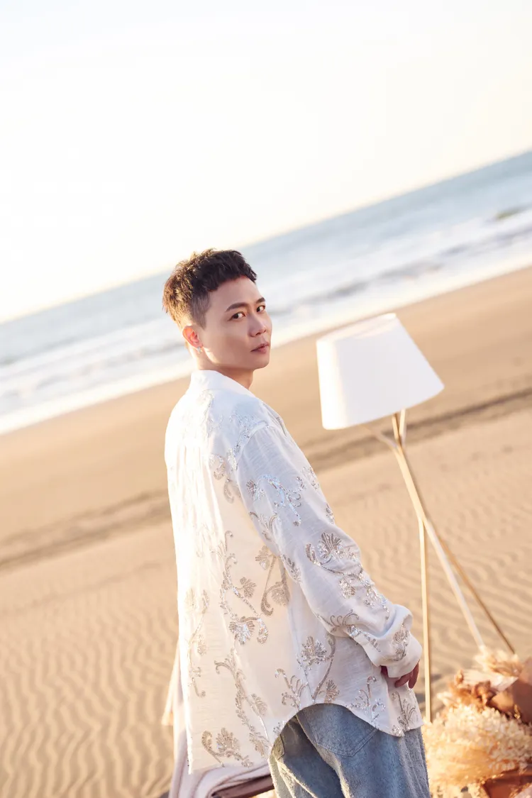 蕭秉治為耽美影集《向流星許願的我們》寫片頭曲《頻率》。相信音樂提供