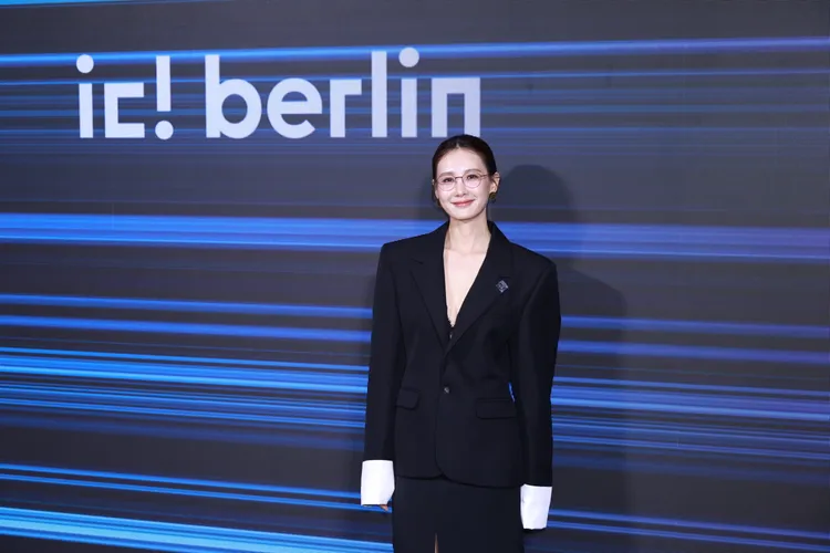 安心亞今天很性感，自稱是眼鏡臉。彭欣偉攝